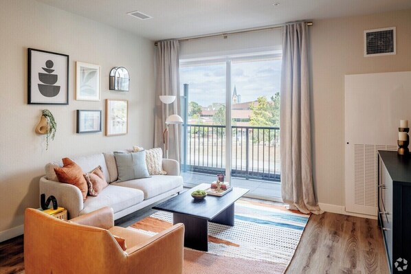 Living area - Charming apartment in pleasant Denver with cool AC and fitness room (Denver)