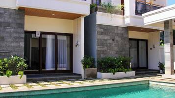 Una piscina al aire libre