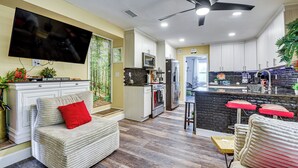 Cozinha moderna com micro-ondas, forno e frigorífico.