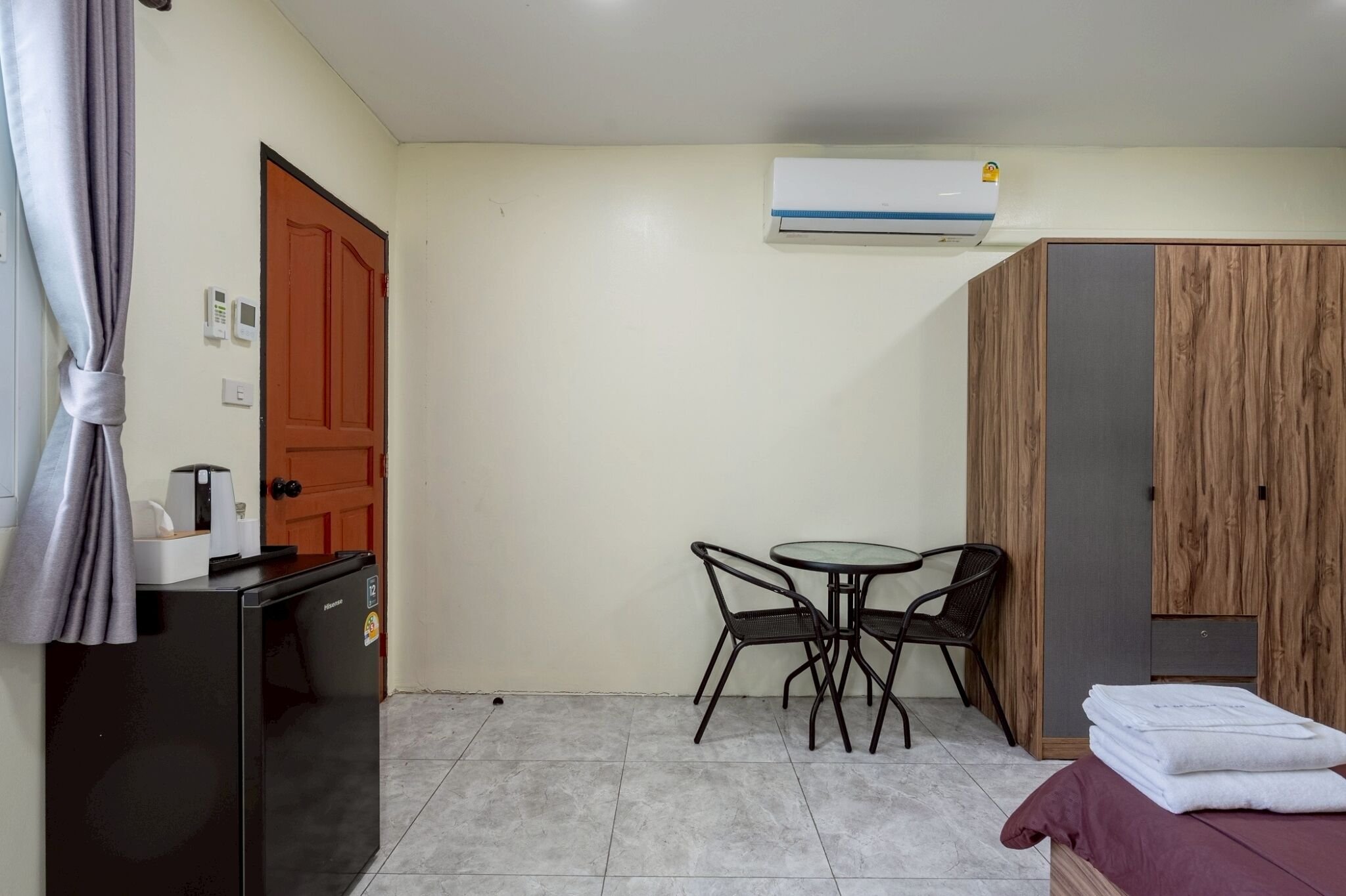 12 bedrooms, internet, bed sheets