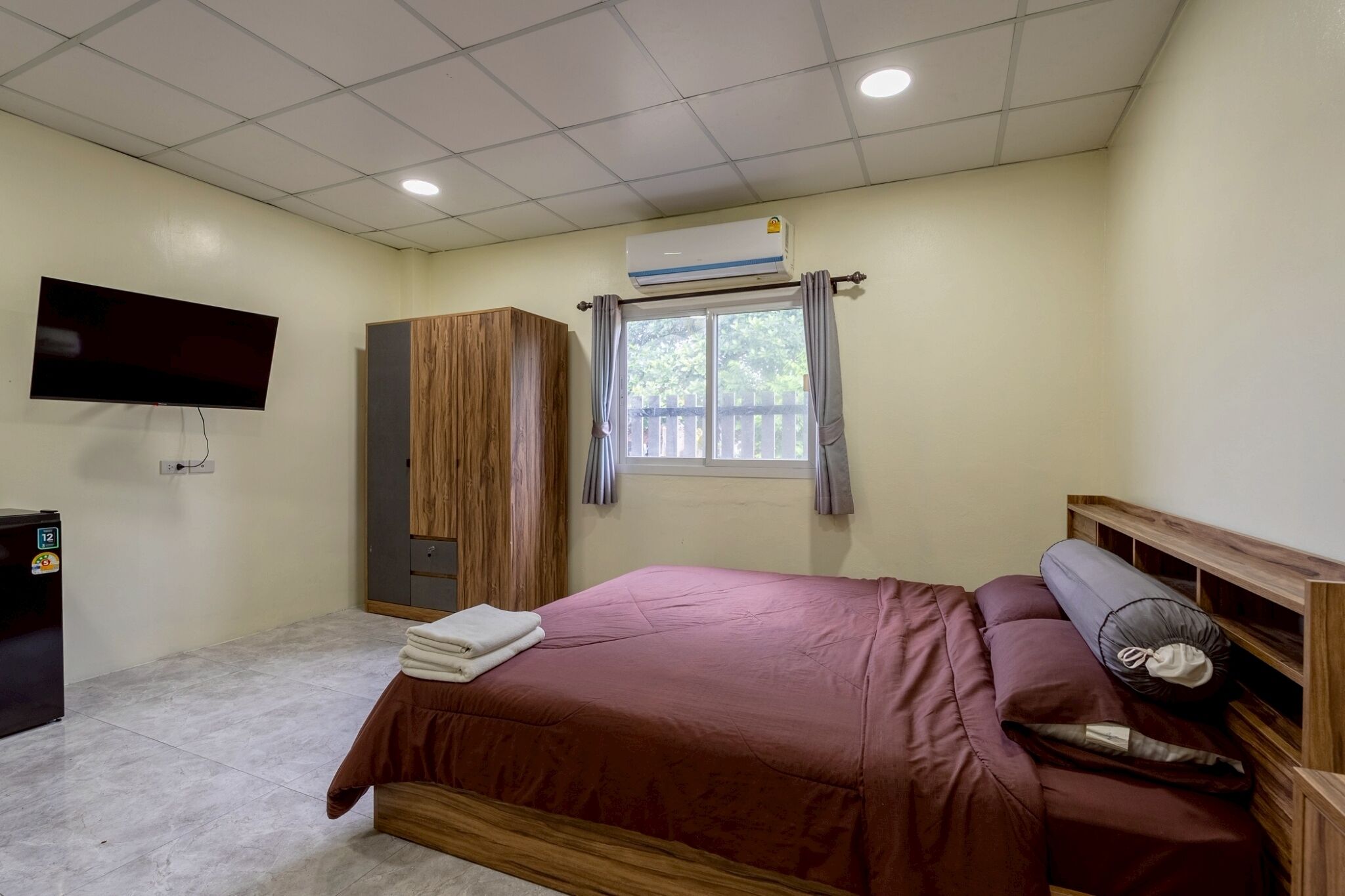 12 bedrooms, internet, bed sheets
