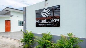 Un edificio con un cartel que indica BlueLake Residences Pattaya.
