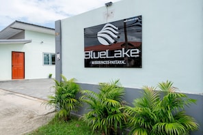 A building with a sign for BlueLake Residences Pattaya. - 12 BR Blue Lake Residences Pattaya - Mabprachan Lake (Tambon Pong)