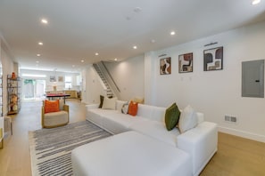 Living area - 6 Mi to Center City Philly! WFH-Friendly Townhome (Philadelphia)