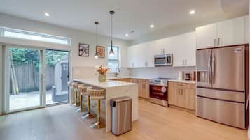 Fridge, microwave, stovetop, dishwasher