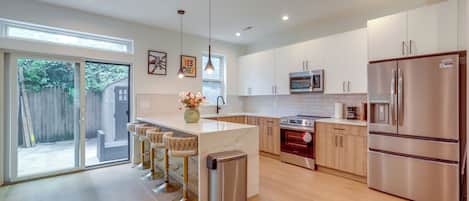 Fridge, microwave, stovetop, dishwasher