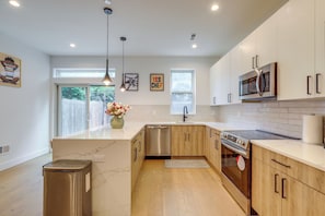 Private kitchen - 6 Mi to Center City Philly! WFH-Friendly Townhome (Philadelphia)