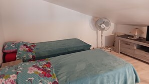 3 bedrooms, iron/ironing board, internet, bed sheets