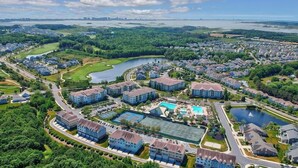 Zona residencial com casas, piscina e quadra de tênis.