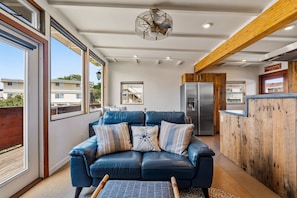 Interior - Surf Inn - Monterey Beach House - Steps to the Beach! (Monterey)