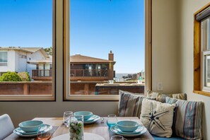 Dining - Surf Inn - Monterey Beach House - Steps to the Beach! (Monterey)