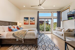 Room - Surf Inn - Monterey Beach House - Steps to the Beach! (Monterey)