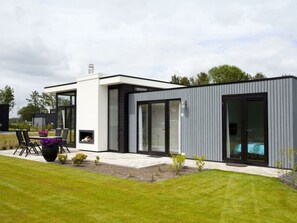 A modern two-story house with a patio, a small garden, and a pool. - Cube Exclusive 6 (Nijkerk)
