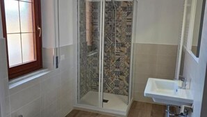 A bathroom with a shower, a sink, and a bidet. - THAT'S LOVE JAZZ FIUMICINO (Fiumicino)