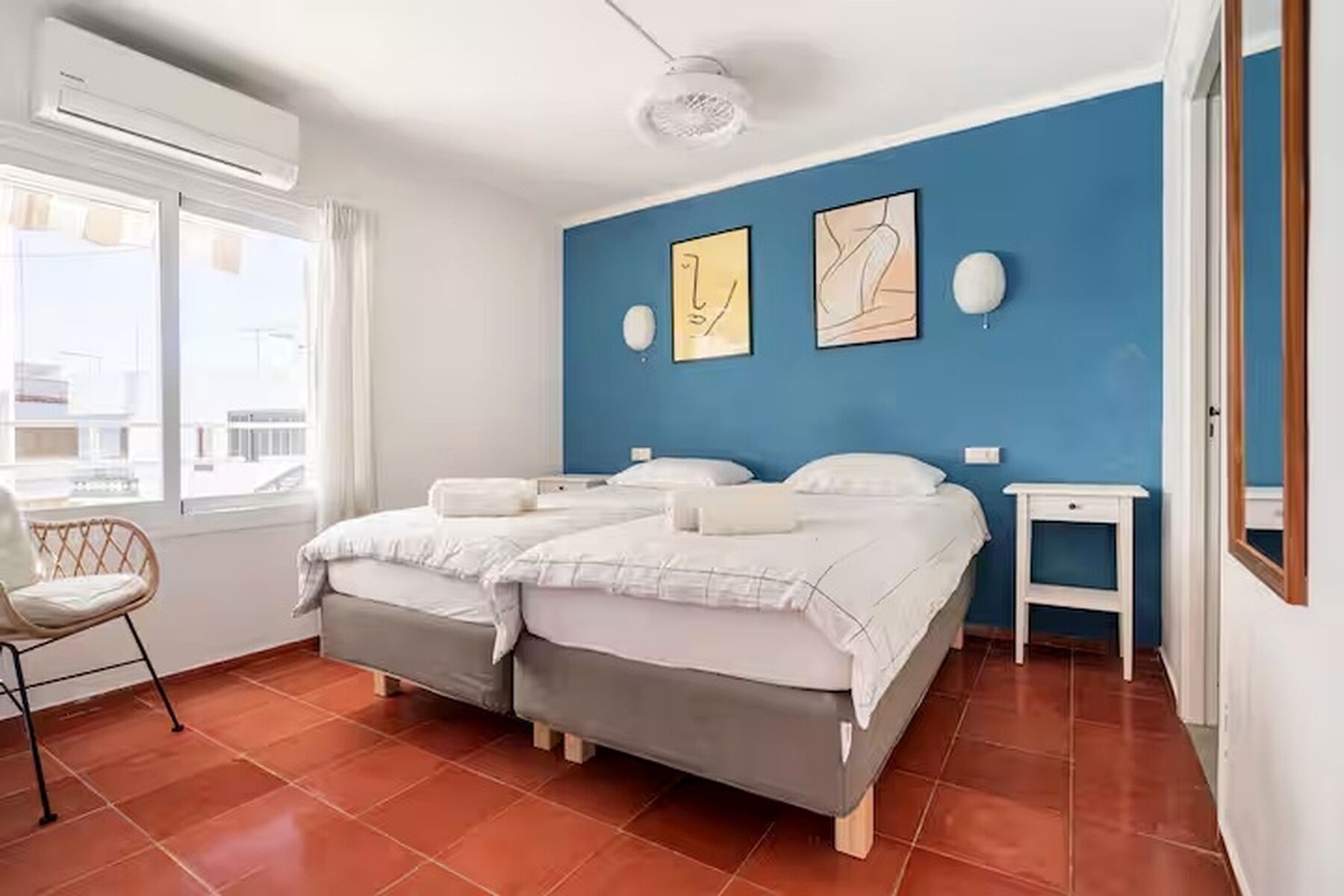 Tabla de planchar con plancha, wifi, ropa de cama
