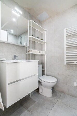 Bathroom - Walk to the Beach in 2 Min • Cozy Coastal Stay (Pollença)