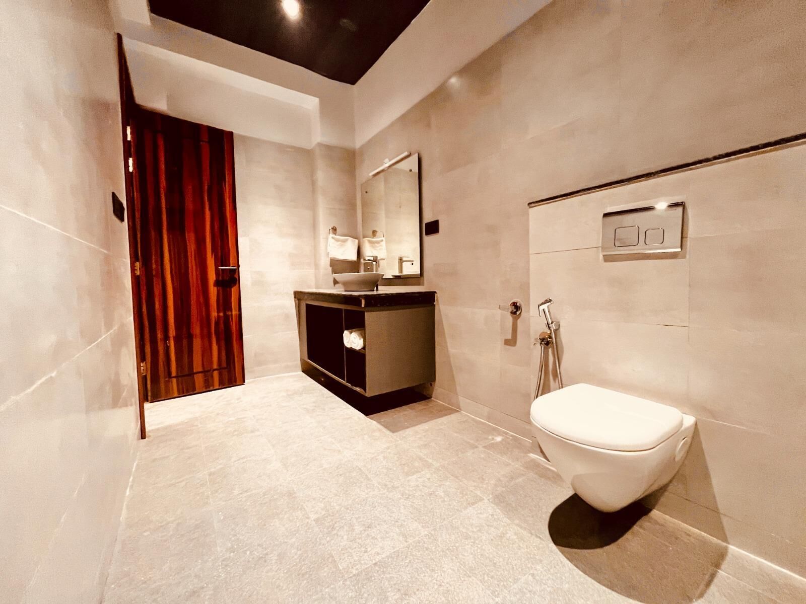 Un baño moderno con tocador, inodoro y ducha.