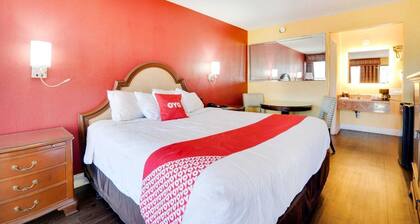 King Bed|OYO Hotel Wade/Fayetteville I-95 South