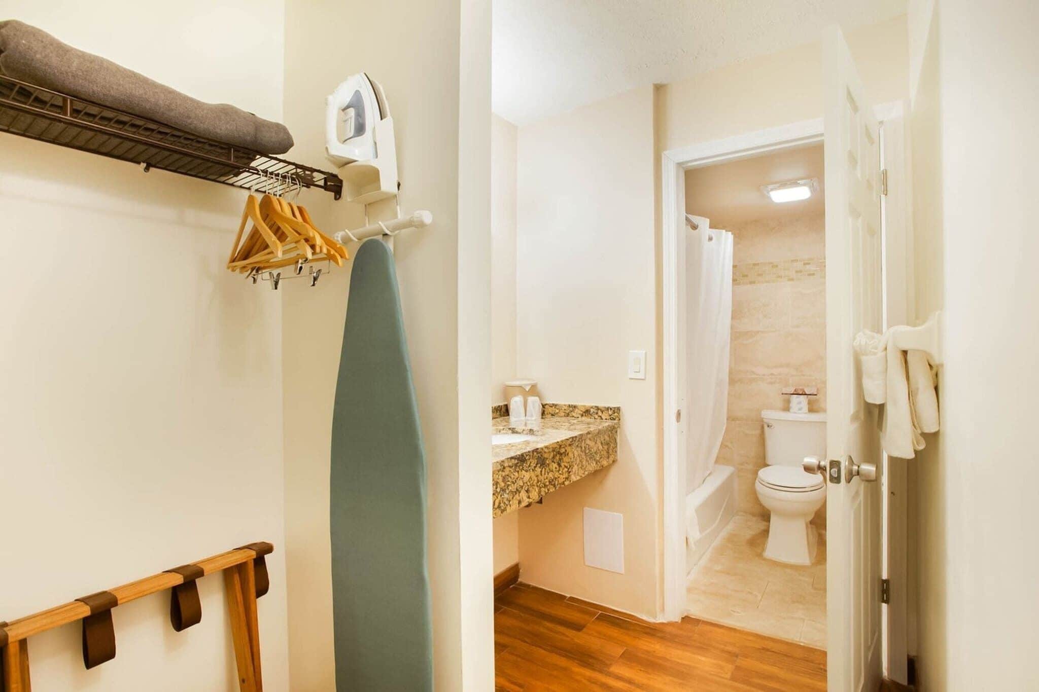 Une salle de bain équipée d’une douche, de toilettes et d’un porte-serviettes.