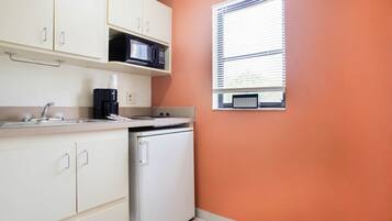 Coffee/tea maker, fridge, microwave