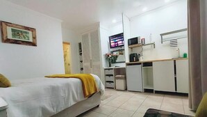 Comfort Double Room, Patio, Garden View - Wag-n-Bietjie Accommodation (Centurion)