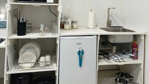 Classic Double Room, Patio, Garden View | Private kitchen - Wag-n-Bietjie Accommodation (Centurion)