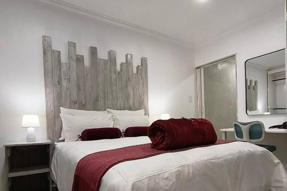 Deluxe-Doppelzimmer, Terrasse, Gartenblick | Bügeleisen/Bügelbrett, kostenloses WLAN