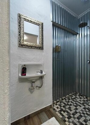 Appartement Économique, patio, vue jardin | Salle de bain