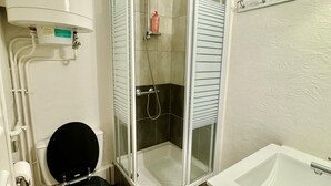 A bathroom with a toilet, shower, and sink. - STUDIO LA FOUX D'ALLOS (Allos)