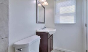 Bathroom - King Bed Non-Smoking (Ashland, VA)