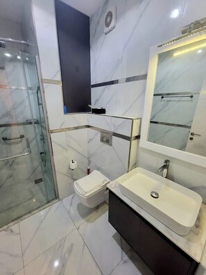 Handuk, sabun,  dan tisu toilet