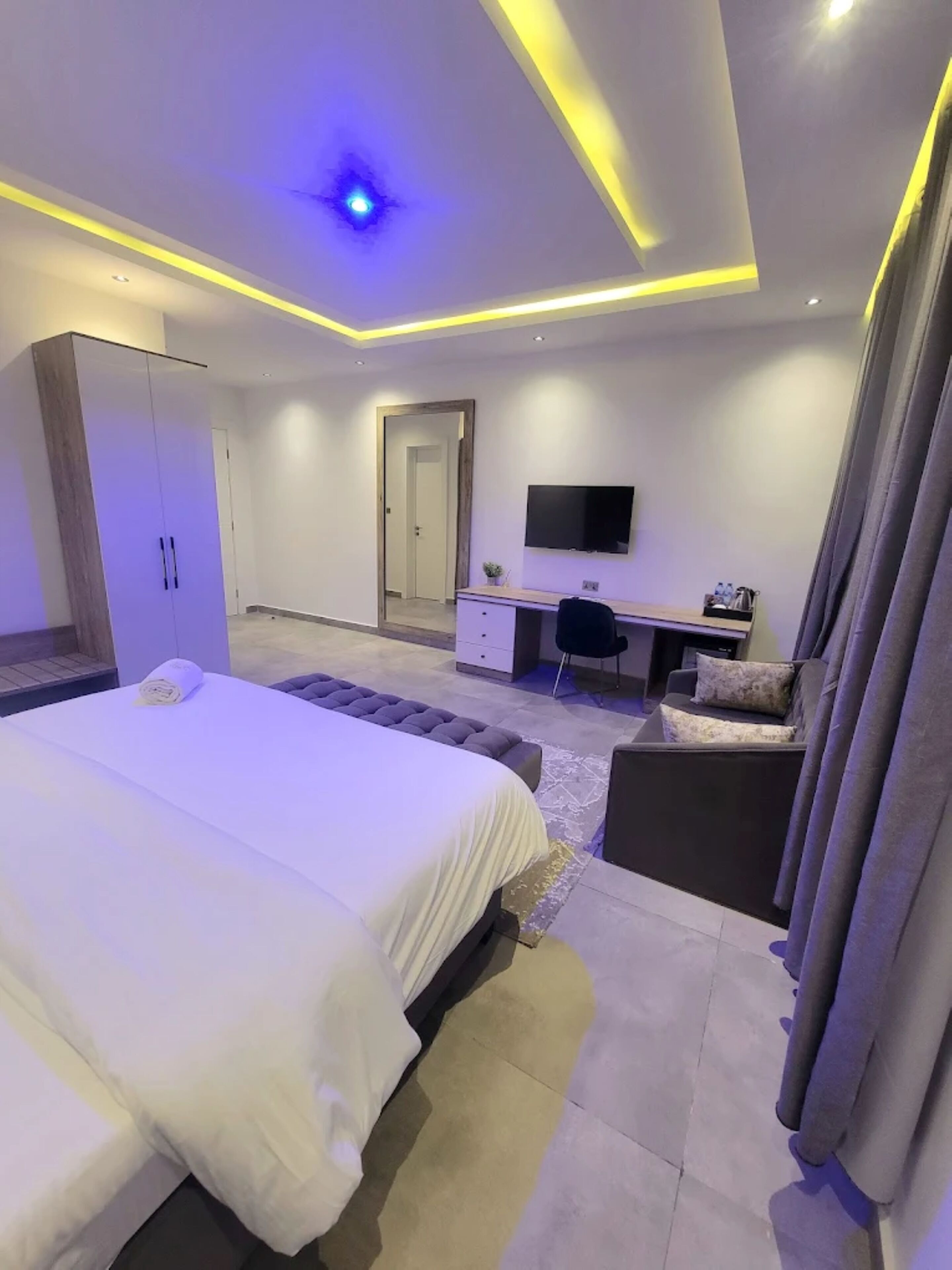 Kamar Standar | Meja kerja dan ruang kerja ramah laptop