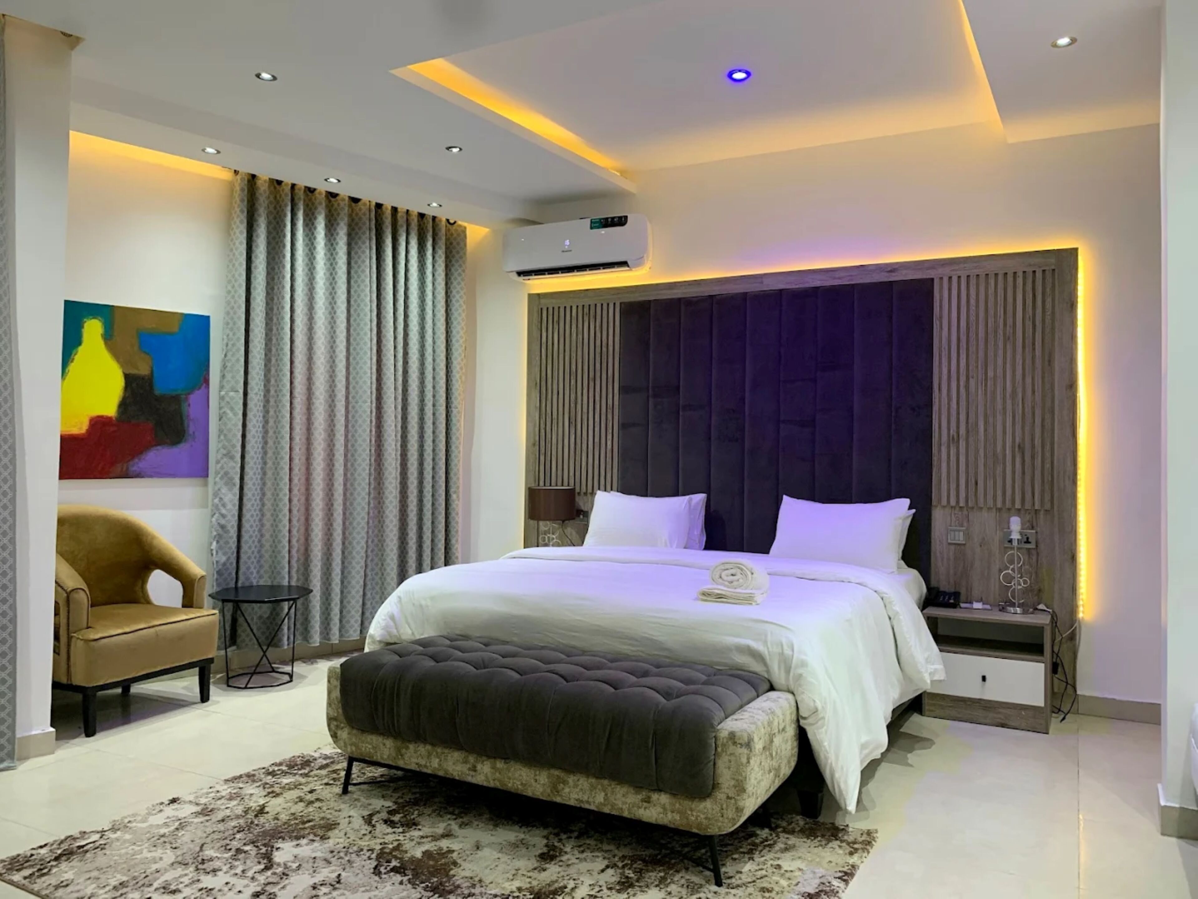 Kamar Royal | Meja kerja dan ruang kerja ramah laptop