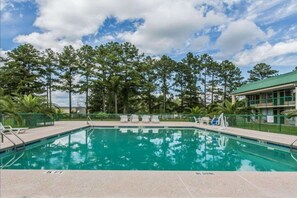 Pool - King Bed|Non-Smoking (Douglas GA)