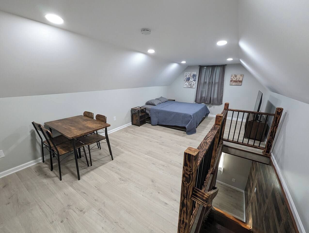 Desk, WiFi, bed sheets