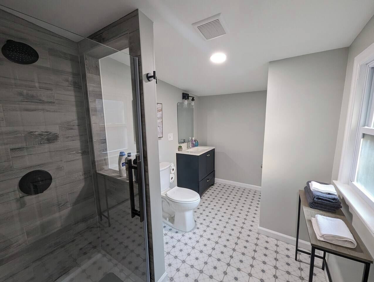 Towels, soap, shampoo, toilet paper