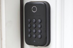 Cerradura de puerta con teclado numérico negro.