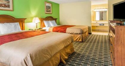2 Queen Bed|Smoking|Douglas GA