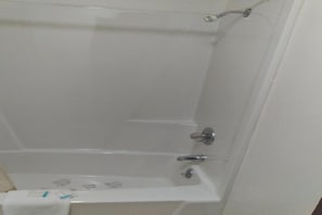 Una banyera blanca amb test de dutxa i aixeta.