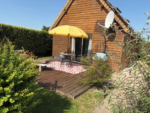 Outdoor dining - Chalet between land and sea (Ambrumesnil)