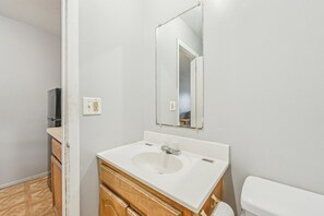 Bathroom - Queen Bed Non-Smoking (Flint MI)