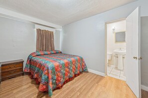 Room - Queen Bed Non-Smoking (Flint MI)