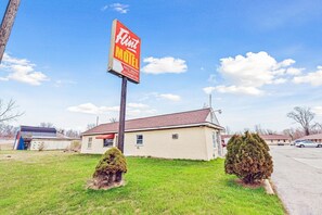 Exterior - Queen Bed Non-Smoking (Flint MI)