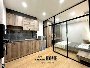 Desk, laptop workspace, free WiFi - Home AI (cho quan)