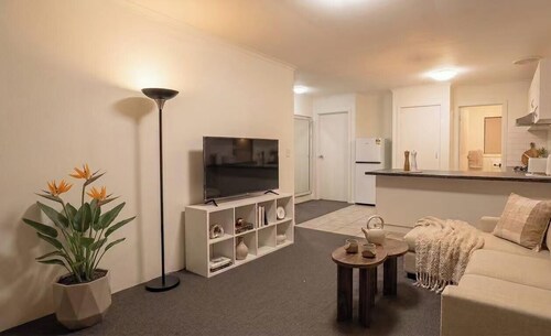 Cosy & stylish 2BR | Your home base in East Albury