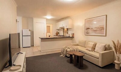 Cosy & stylish 2BR | Your home base in East Albury