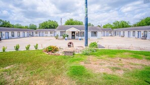 A motel with a central building and multiple attached units. - 2 Queen Bed|Smk|Falfurrias TX (Falfurrias TX)