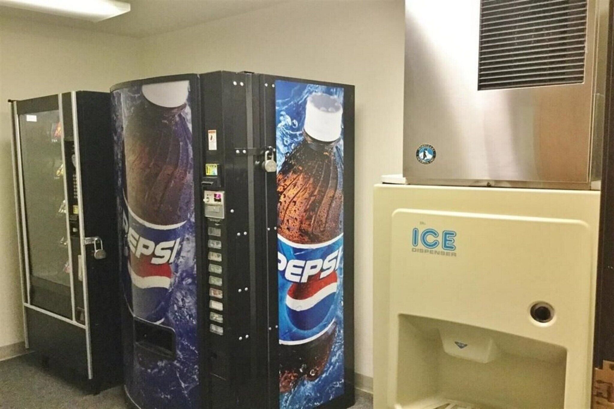 Getränkeautomaten mit Pepsi- und ICE-Spenden in einem Gang.