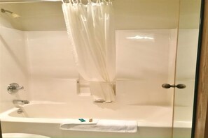Bathroom - King Bed Non-Smoking with Jetted Tub (Fulton, MO)