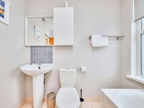 Ein Badezimmer mit Waschbecken, Toilette und Badewanne.